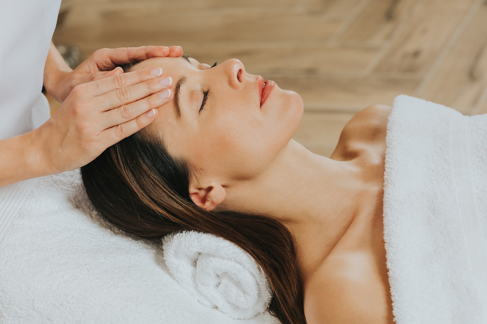 Eine Frau bei einer Gesichtsmassage