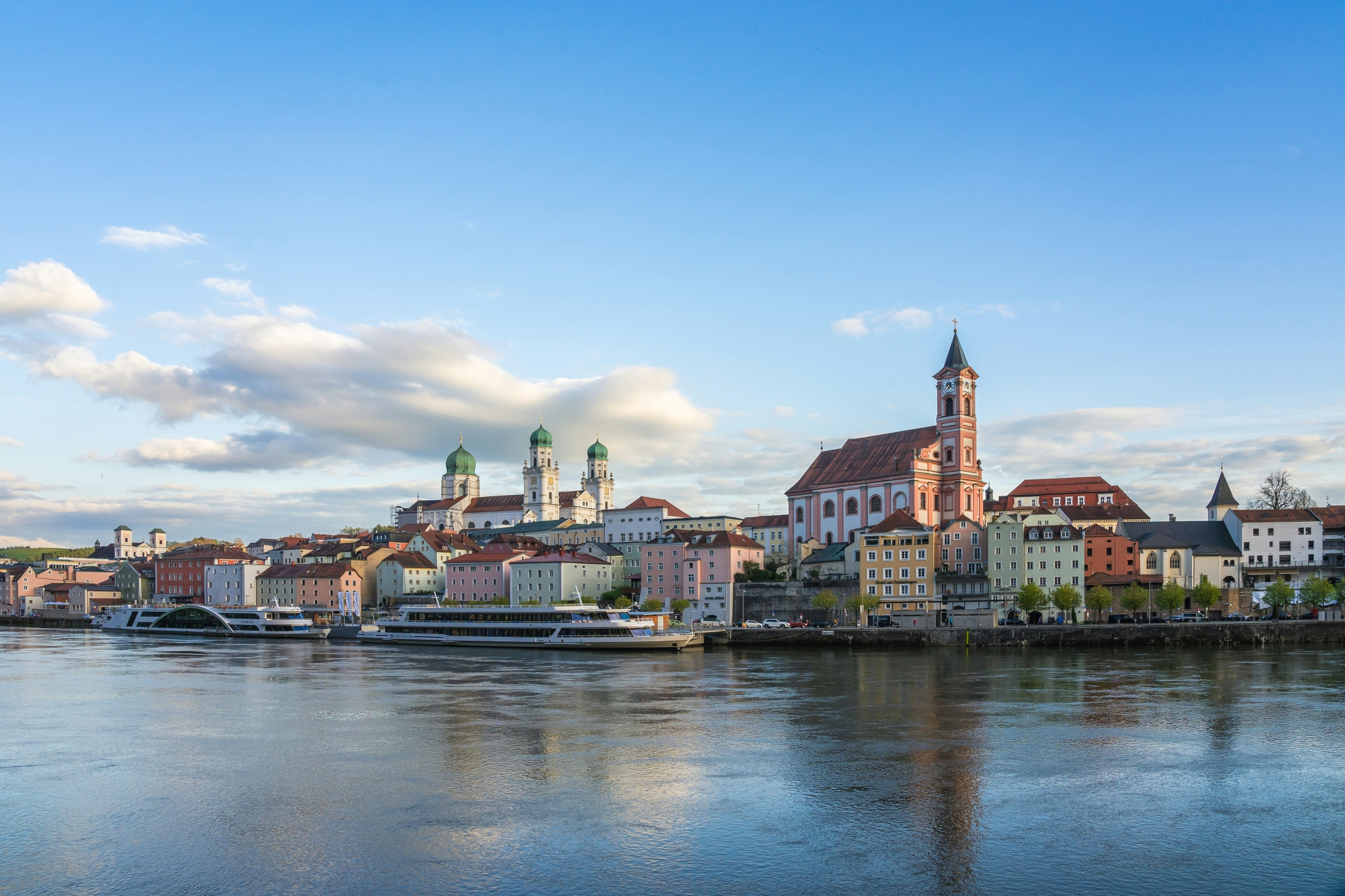 Blick auf Passau vom Wasser aus.